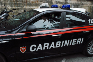 Prende a martellate la moglie nel giorno di San Valentino, arrestato dai carabinieri